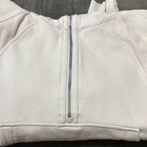Lululemon Scuba cropped in bone color